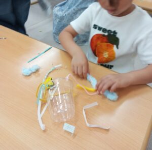 造形遊び～ジュースカップを使って～